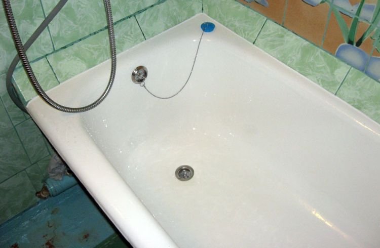 Как устранить сколы на ванне с помощью акрила или эмали